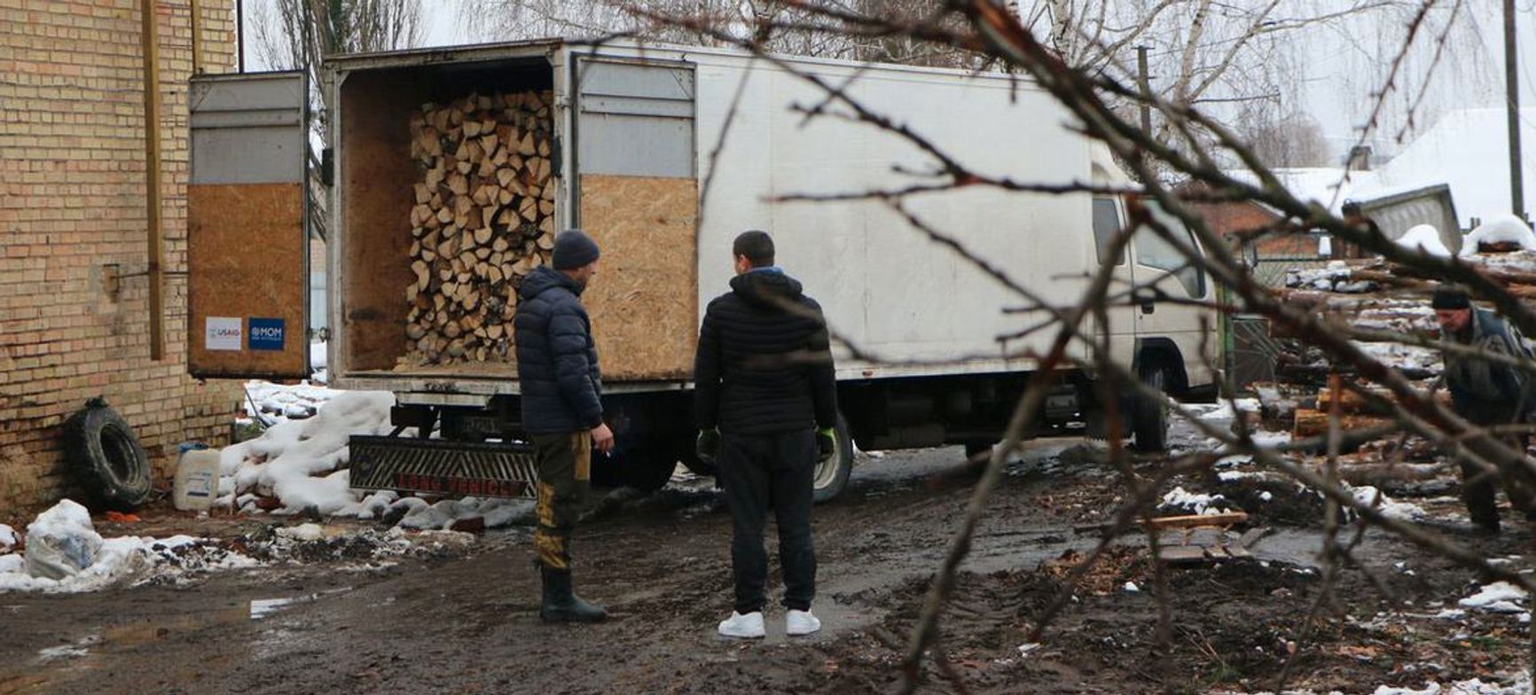 Раздача дров людям, живущим без отопления и электричества в Бородянке, Украина, декабрь 2022 года